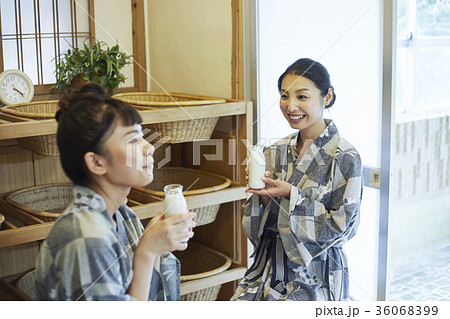 風呂上がりの女性　温泉 36068399