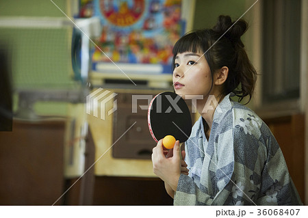 温泉の娯楽室にいる女性 36068407