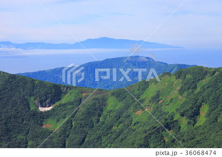 積丹岳山頂から見る日本海と狩場山塊 積丹岳山頂から見る日本海と狩場山塊 36068474