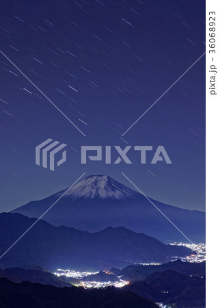 百蔵山から見る富士山の夜景と星空 36068923