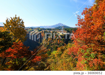 秋　紅葉と九重夢大吊橋　北方展望台からの景色　 36069052