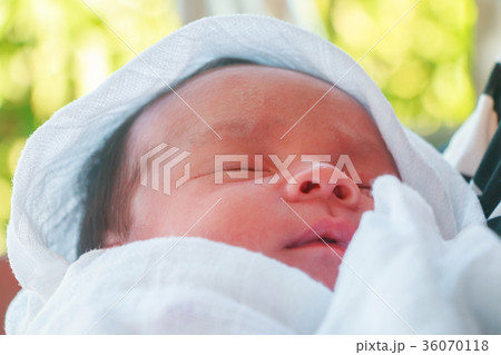 little child baby sleeping 36070118