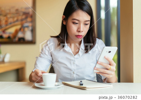 Young woman using smartphone. 36070282