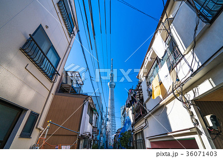 東京都 スカイツリー 下町の路地の写真素材