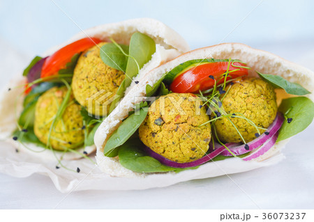 Baked falafel and fresh vegetables in pita bread 36073237