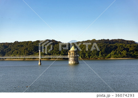 湖面に映る春の取水塔　紅葉の狭山湖 36074293