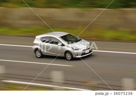 高速道路を走る車 流し撮り 高速道路を走る車 流し撮り 36075236