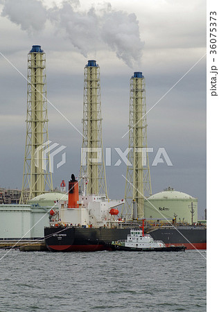 石油コンビナートで荷役をするタンカー船 36075373