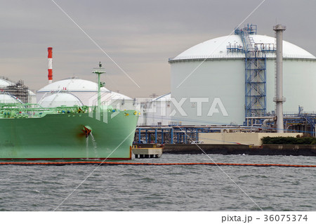 石油コンビナートで荷役をするタンカー船 石油コンビナートで荷役をするタンカー船 36075374
