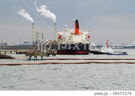 石油コンビナートで荷役をするタンカー船 36075378