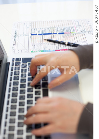 確定申告　女性 顔無し 36075467