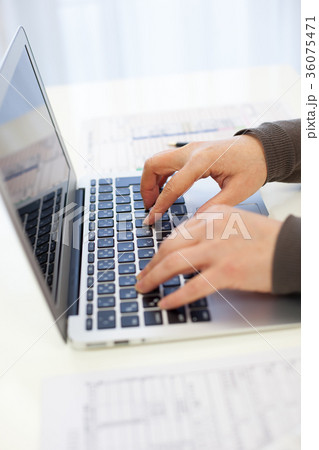 確定申告　女性 顔無し 36075471