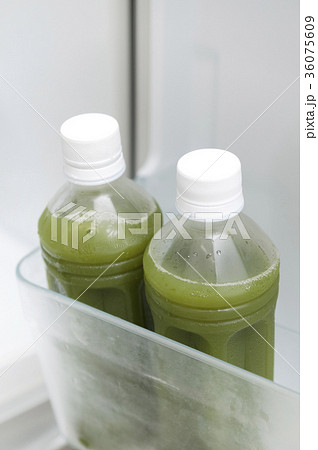 冷蔵庫の青汁ペットボトル 36075609