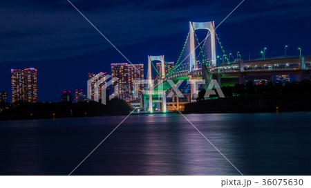 写真素材:レインボーブリッジ･夜景･ビル･水面･ライトアップ 36075630