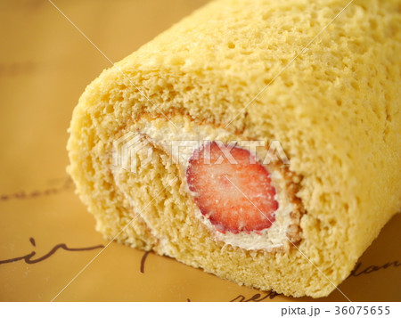 いちごのロールケーキ (横位置) いちごのロールケーキ (横位置) 36075655