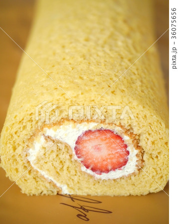 いちごのロールケーキ　茶色バック 36075656