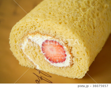 いちごのロールケーキ (横位置アップ) いちごのロールケーキ (横位置アップ) 36075657