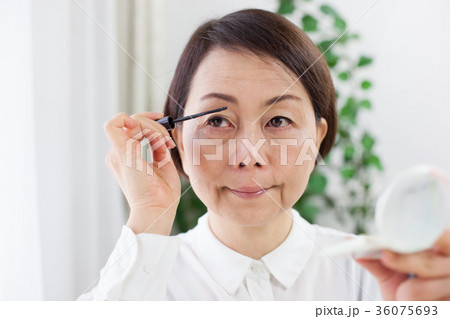 女性　化粧直し 36075693