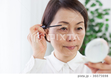 女性　化粧直し 36075698