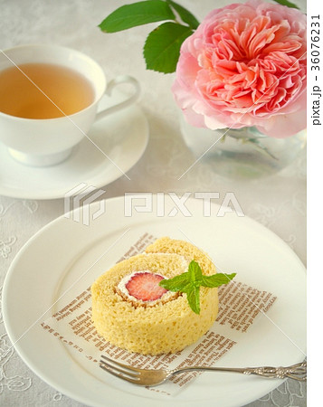 いちごのロールケーキ ティータイムイメージ (ハイアングル) いちごのロールケーキ ティータイムイメージ (ハイアングル) 36076231