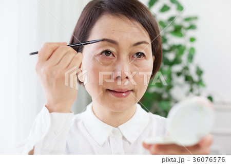 女性　化粧直し 36076576