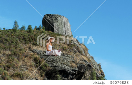 Lady using laptop 36076828