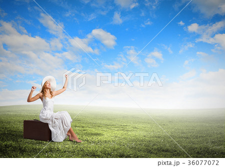 She is traveling light 36077072