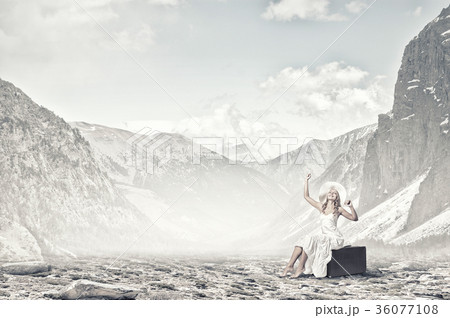 She is traveling light She is traveling light 36077108