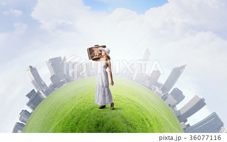 She is traveling light 36077116
