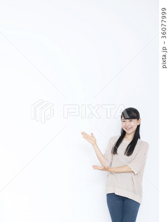 お薦めポーズをする若い女性 36077999
