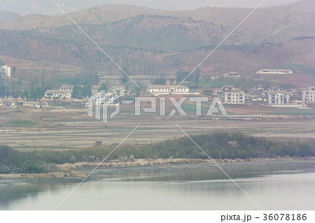 イムジン川(休戦ライン)越しに見た北朝鮮の村落と山野 イムジン川(休戦ライン)越しに見た北朝鮮の村落と山野 36078186