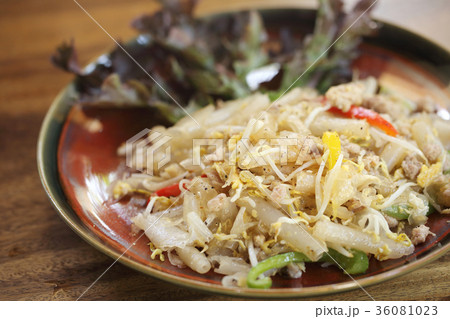 Stir Fried Spicy Shanghai Noodle with pork , Thai food 36081023