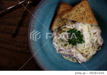 Spaghetti carbonara with ham in white sauce 36081040