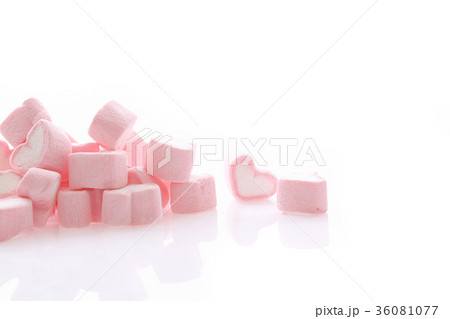 Pink Heart marshmallow isolated in white background 36081077