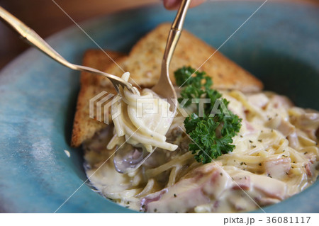 Spaghetti carbonara with ham in white sauce 36081117