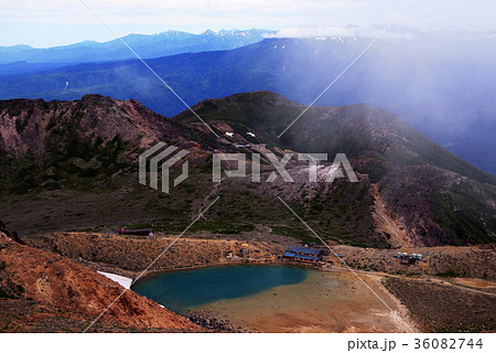 2011年夏　　御嶽山山頂から二ノ池、北アルプスを望む 36082744