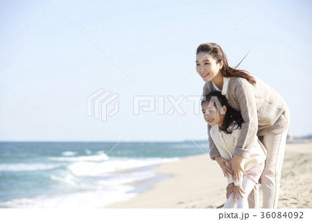 30代 娘 起立 36084092