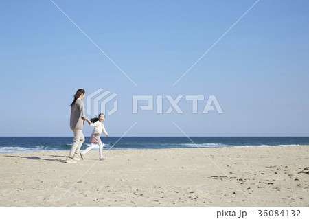 娘 海 手を引く 36084132