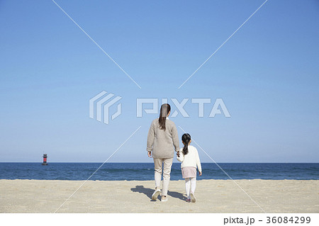 30代 海 手を引く 36084299