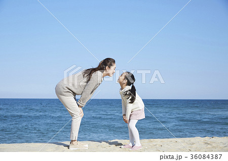 曲がる かがむ 娘の写真素材