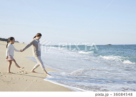 海 少女 大人の写真素材