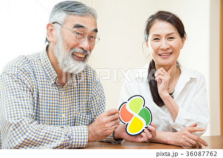 シニア夫婦（高齢者マーク） 36087762