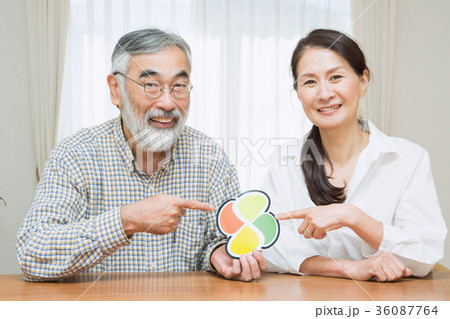 シニア夫婦（高齢者マーク） 36087764