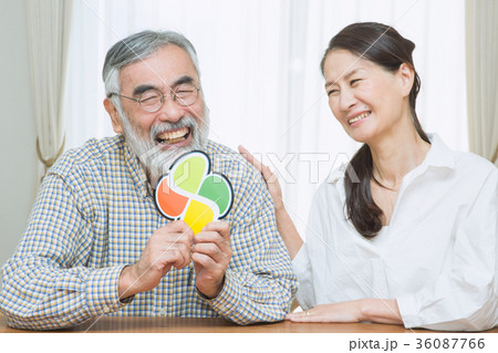 シニア夫婦（高齢者マーク） 36087766