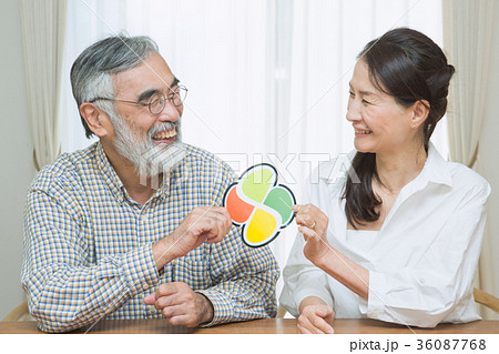 シニア夫婦（高齢者マーク） 36087768