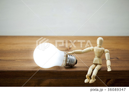 白熱電球と人形 36089347