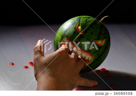 スイカに彫ったジャックオーランタン 36089508