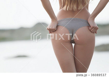 close up outdoor shot of young woman's back 36089537