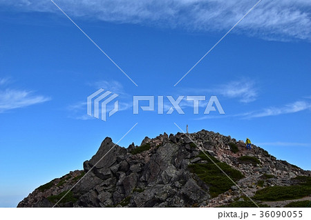 乗鞍魔王岳 下山する登山客の写真素材