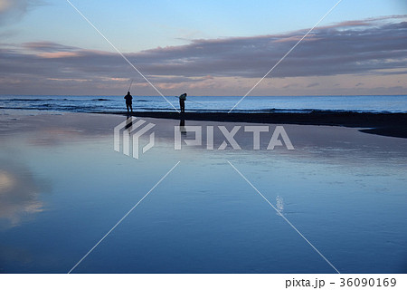 北海道乙部町の海岸で秋サケ釣りをしている人の風景を撮影 36090169
